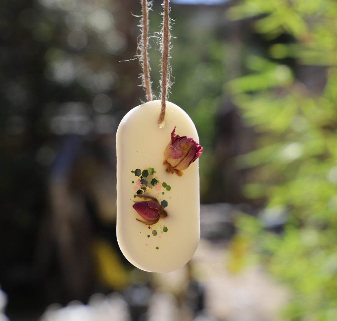 Suspension parfumée boutons de roses et paillettes - Oval