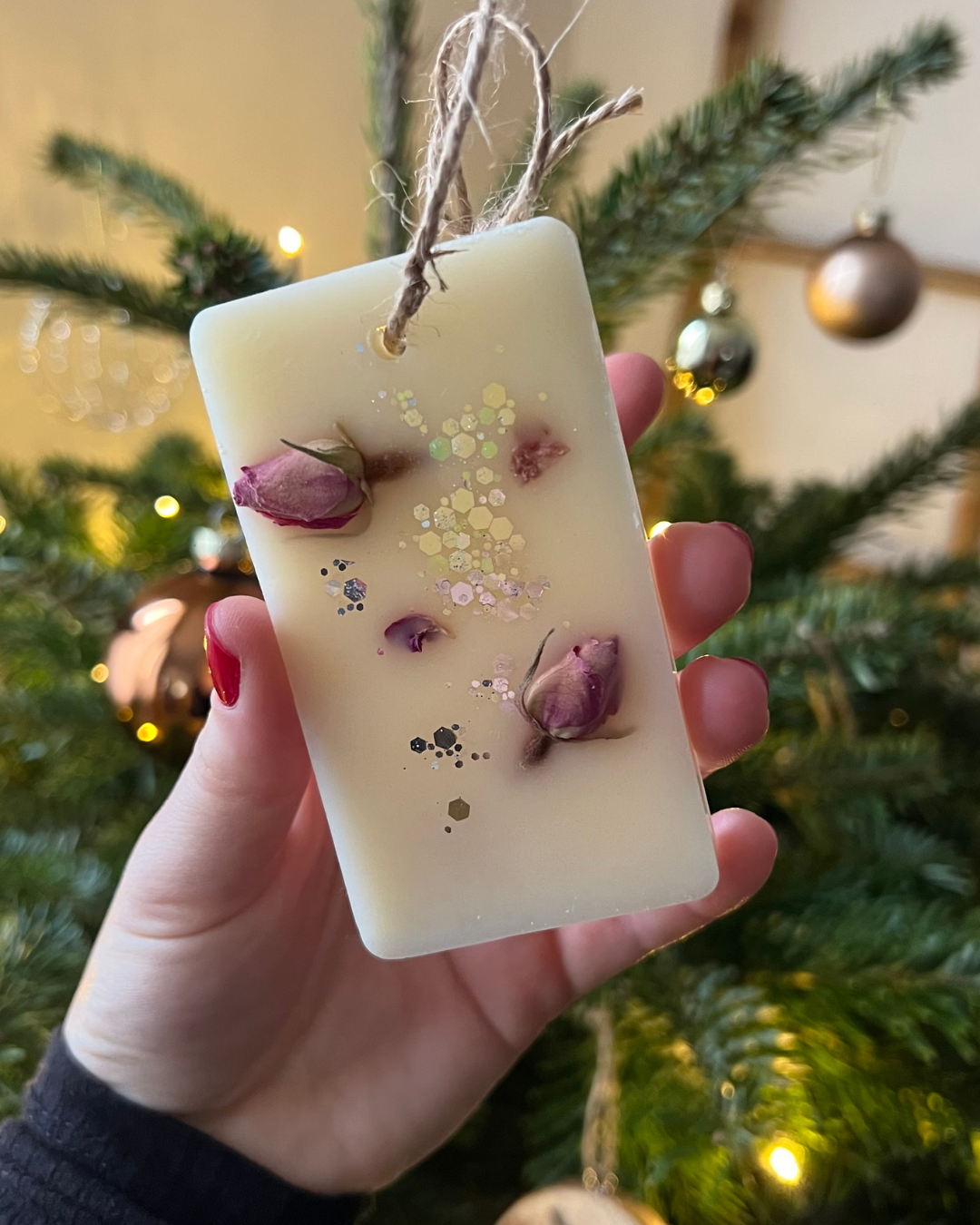 Grande suspension parfumée fleurie - Boutons de roses et paillettes / Rectangle