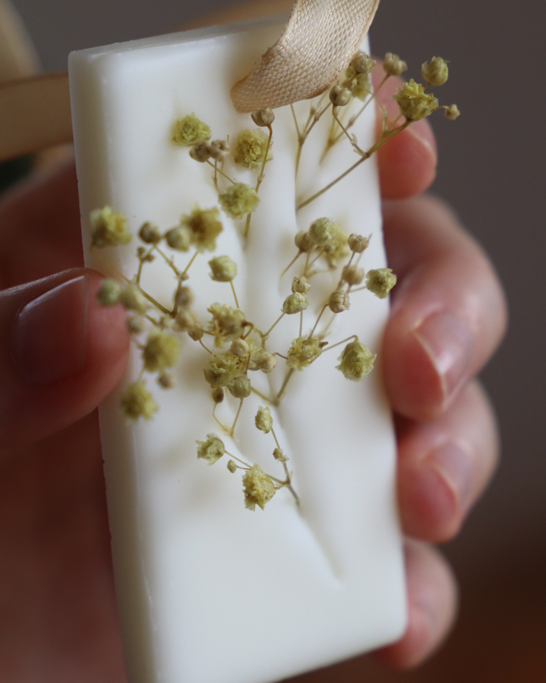 Suspension parfumée VERVEINE / GYPSOPHILE JAUNE - RUBAN OR - rectangle moyen