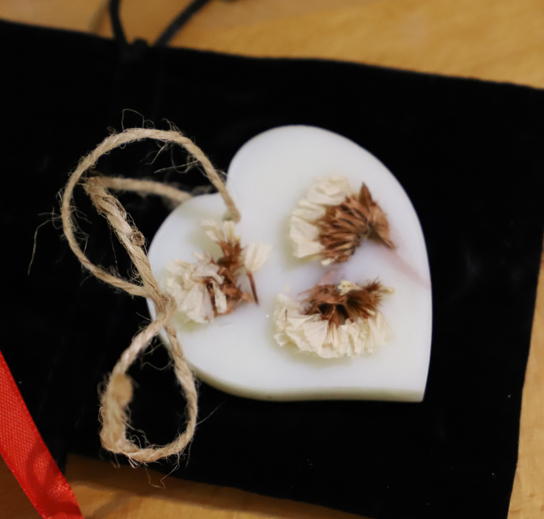 Grande suspension parfumée fleurie - Fleurs blanches / cœur