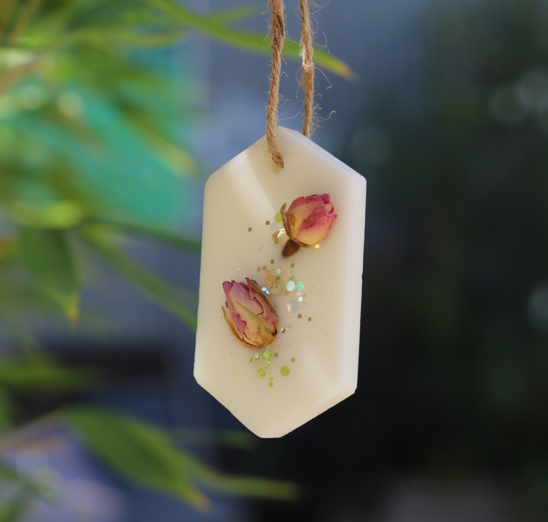 Suspension parfumée boutons de roses et paillettes - hexagone
