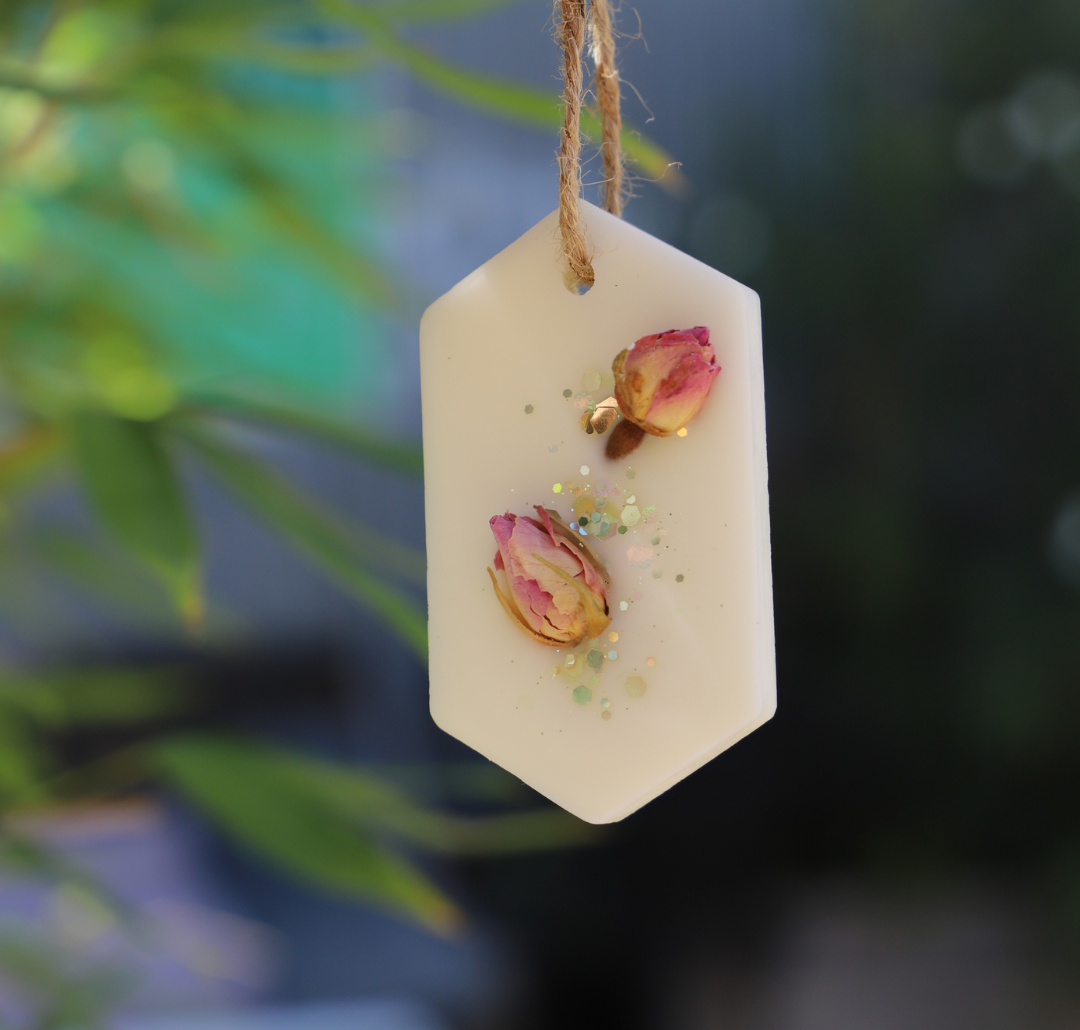 Suspension parfumée boutons de roses et paillettes - hexagone
