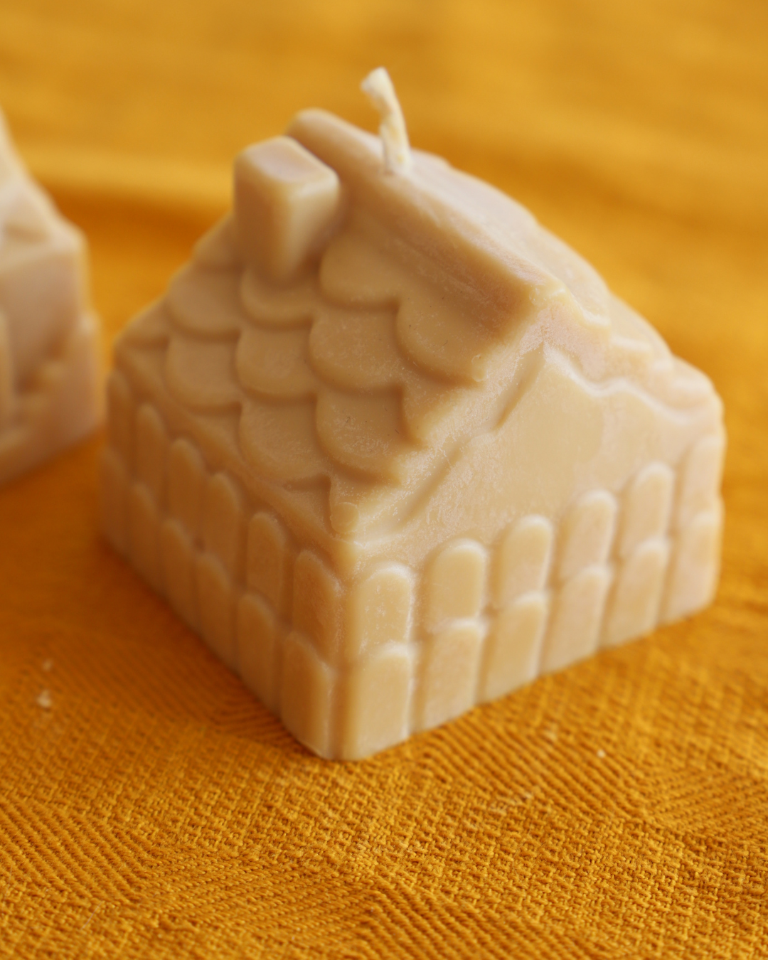 Chaumière beige / marron - VANILLE DE NOËL - bougie moulée de noël