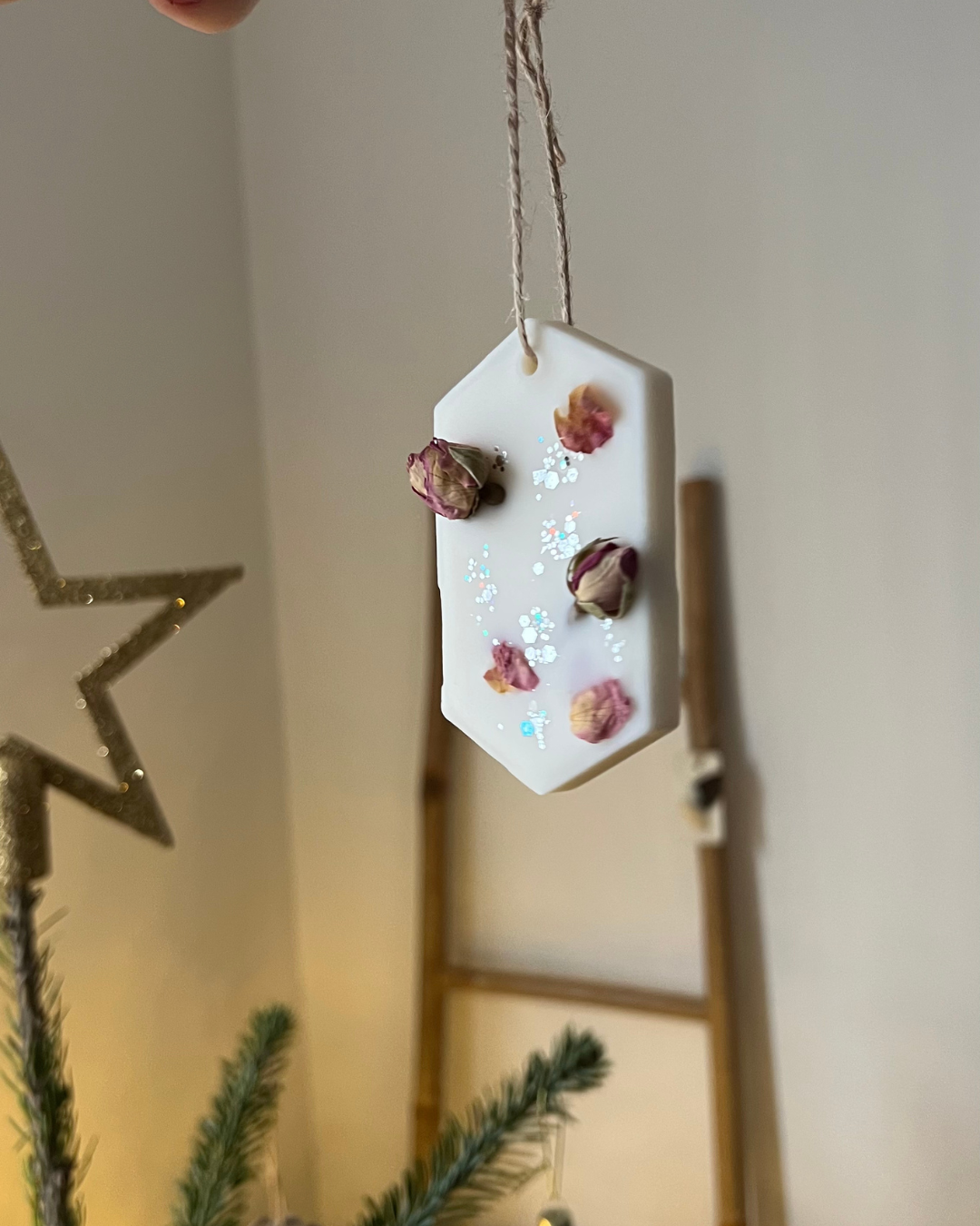 Grande suspension parfumée fleurie - Boutons de roses & paillettes / Hexagone