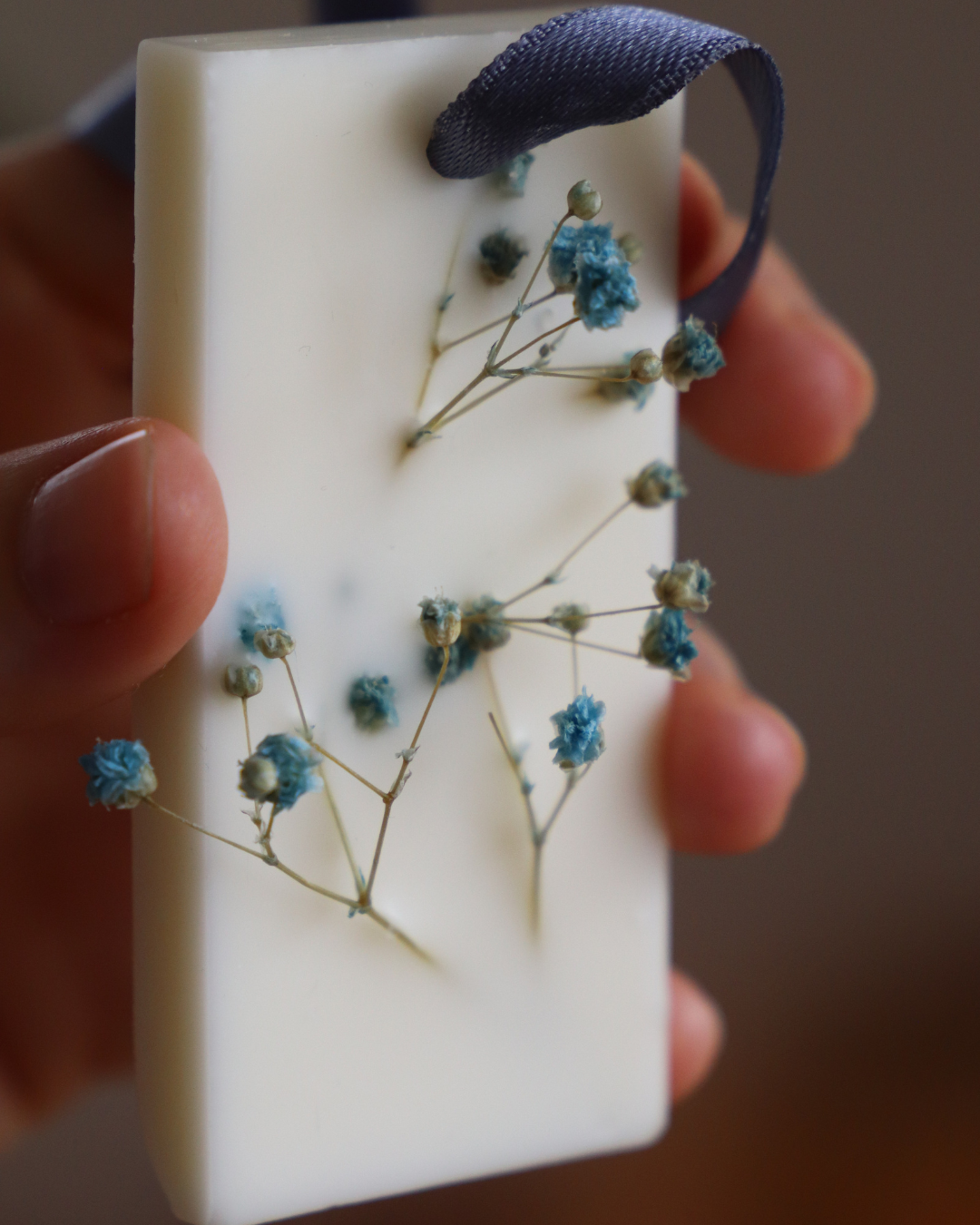 Suspension parfumée ADOUcissant / GYPSOPHILE BLEU - RUBAN BLEU - rectangle moyen