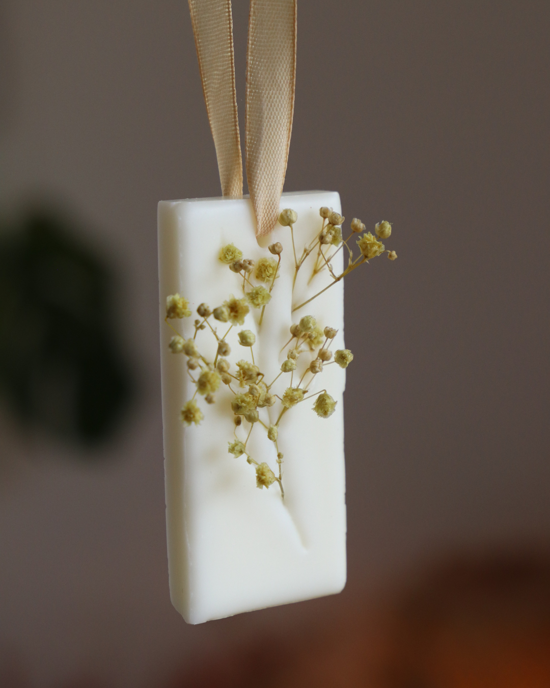 Suspension parfumée VERVEINE / GYPSOPHILE JAUNE - RUBAN OR - rectangle moyen