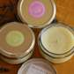 Bougie en pot parfum MONOÏ COCO et paillettes - 110g de cire de colza