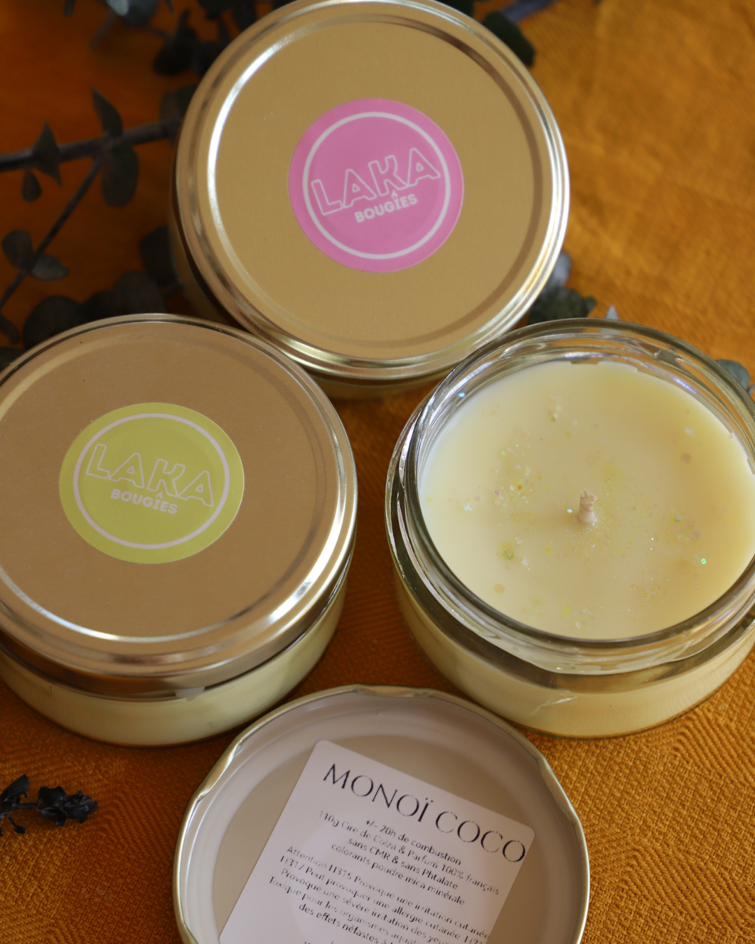 Bougie en pot parfum MONOÏ COCO et paillettes - 110g de cire de colza