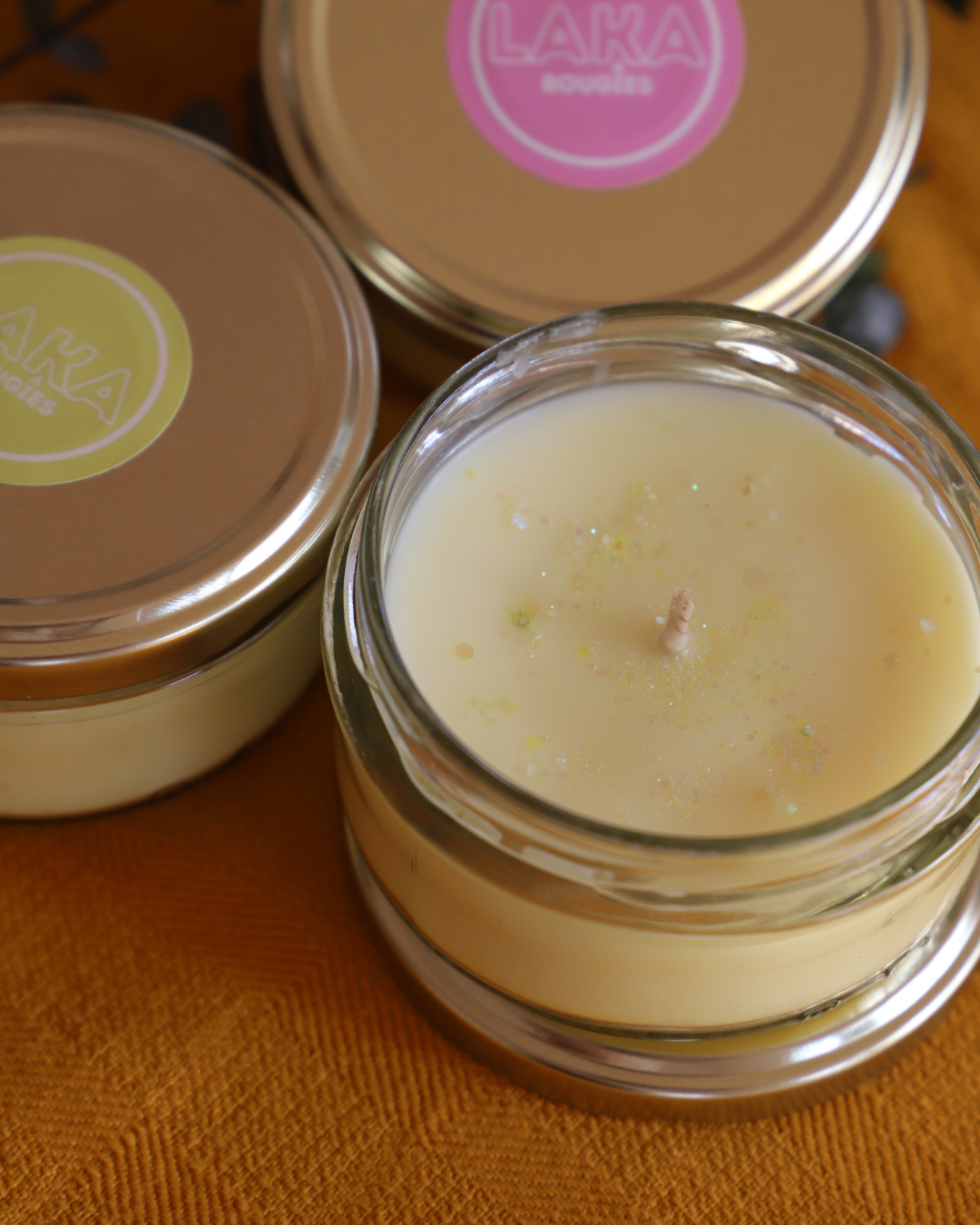 Bougie en pot parfum MONOÏ COCO et paillettes - 110g de cire de colza