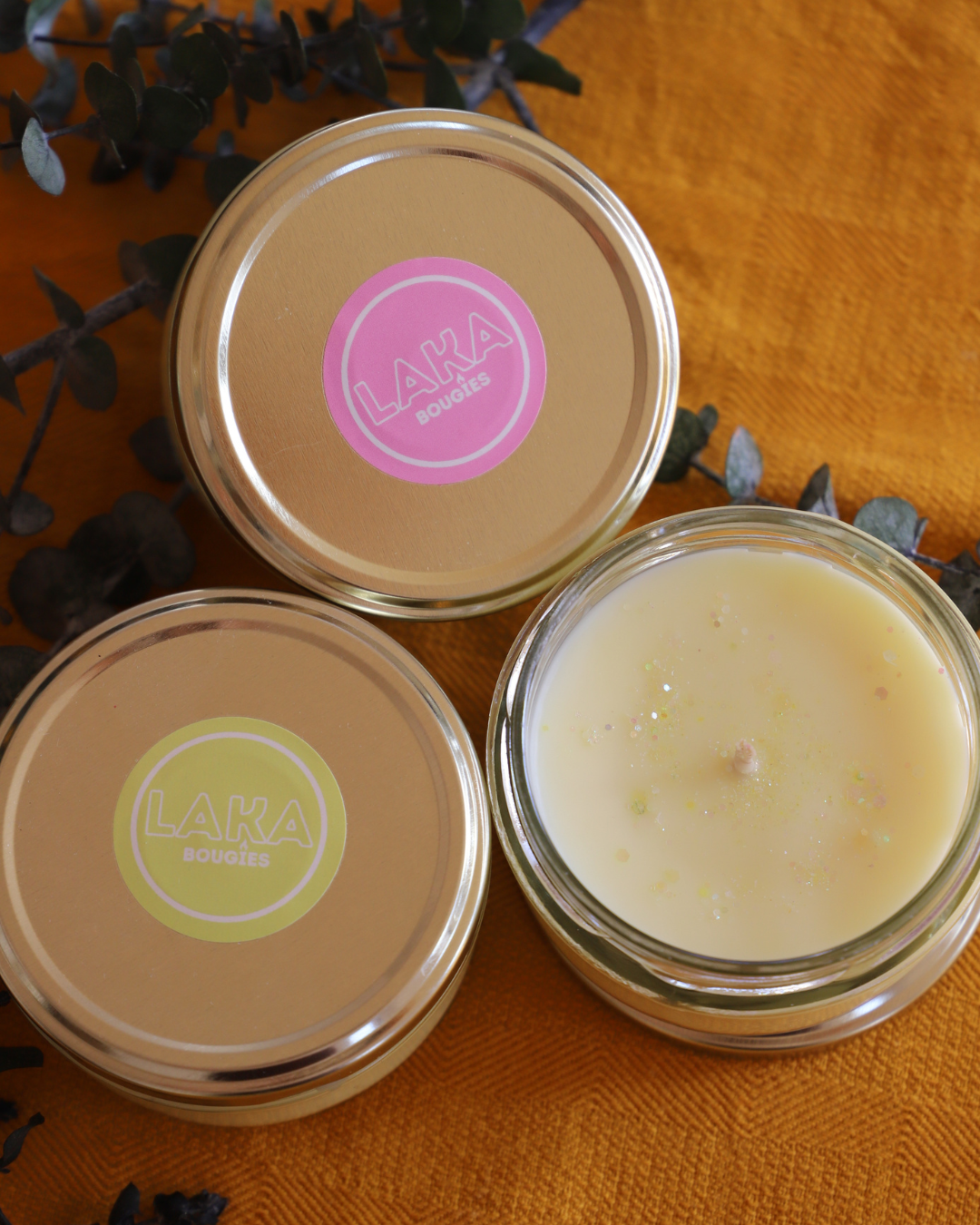 Bougie en pot parfum MONOÏ COCO et paillettes - 110g de cire de colza