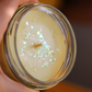 Bougie en pot parfum MONOÏ COCO et paillettes - 110g de cire de colza