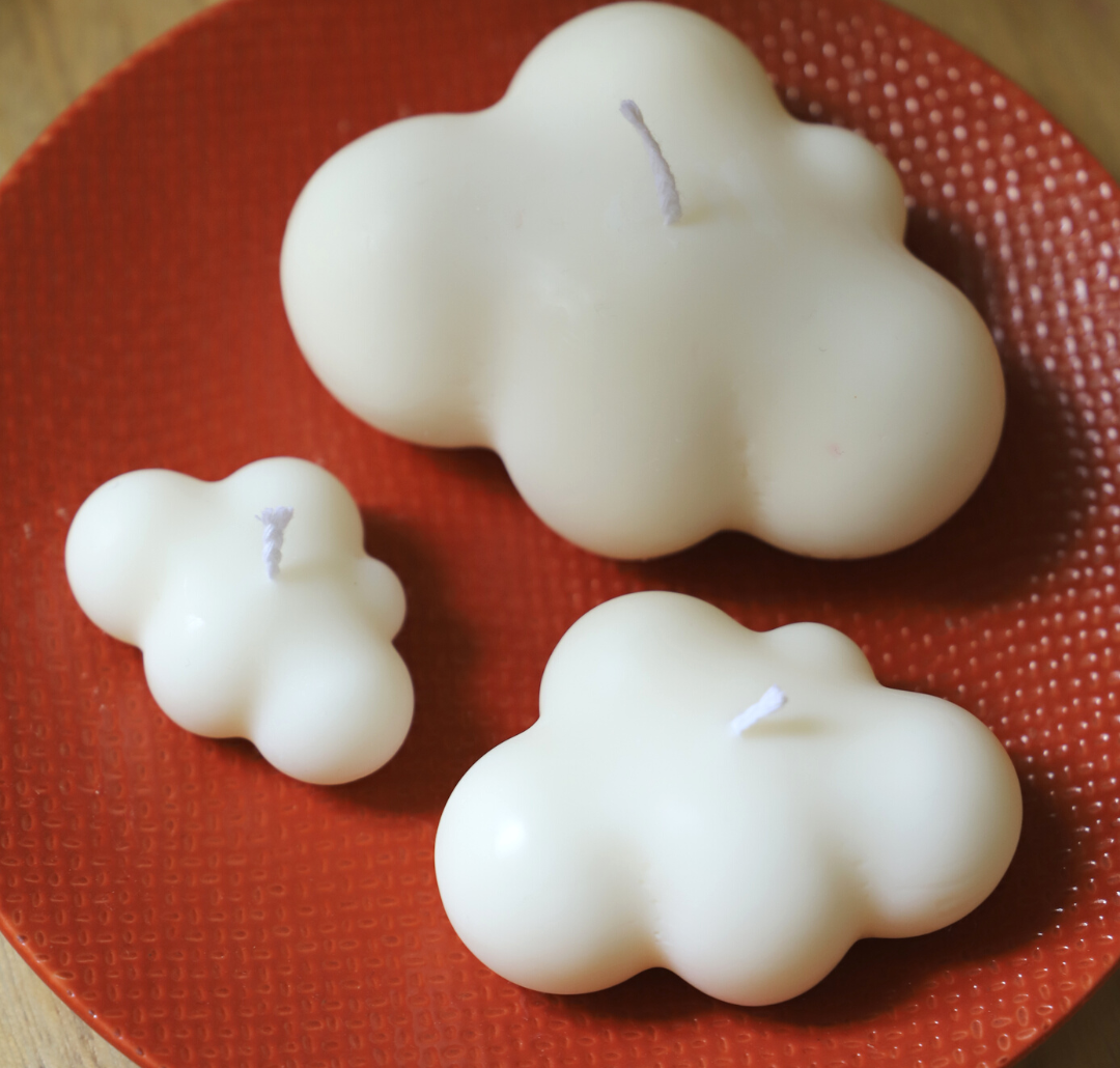 Le trio de nuages blancs