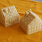 Chaumière beige / marron - VANILLE DE NOËL - bougie moulée de noël