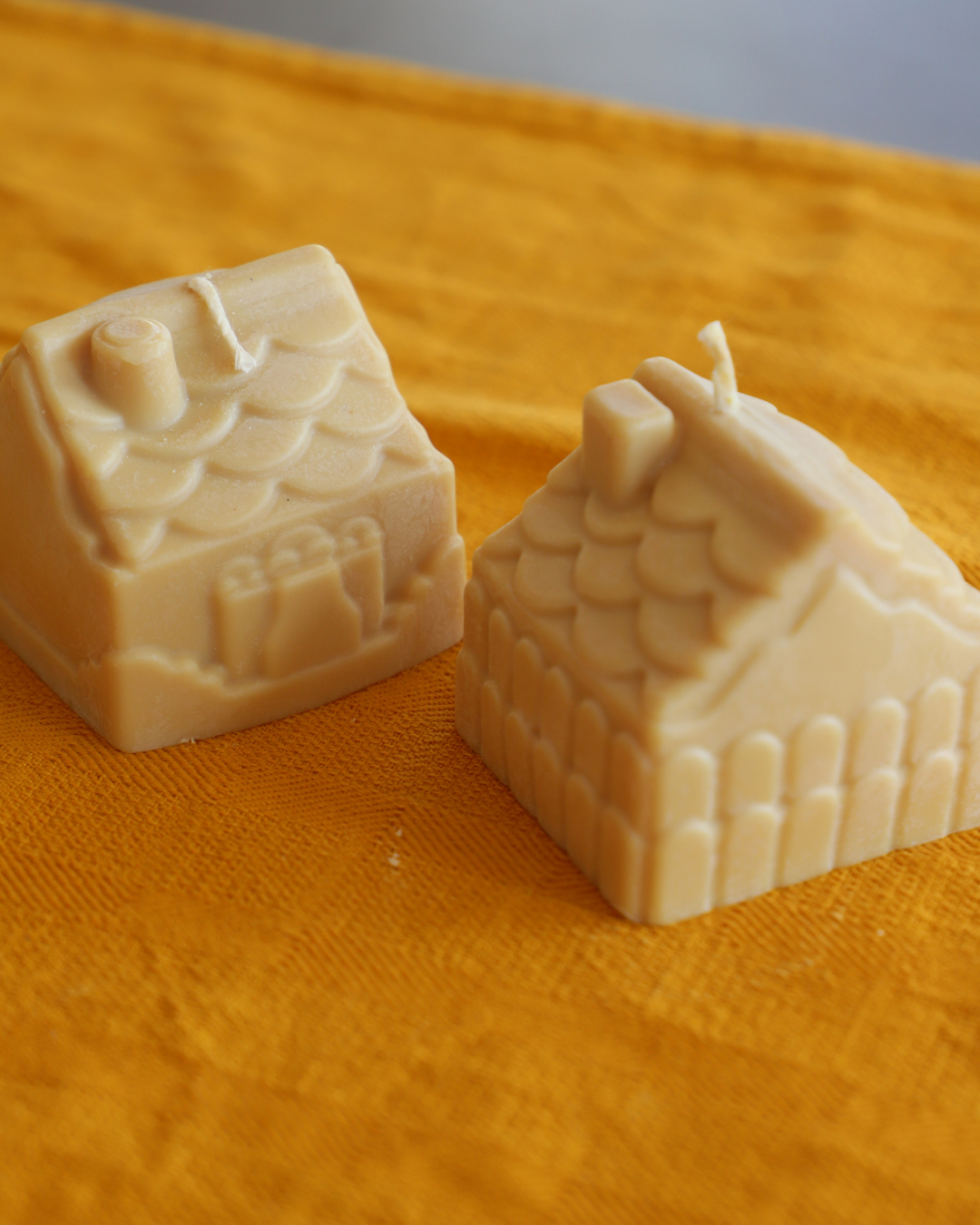 Chaumière beige / marron - VANILLE DE NOËL - bougie moulée de noël