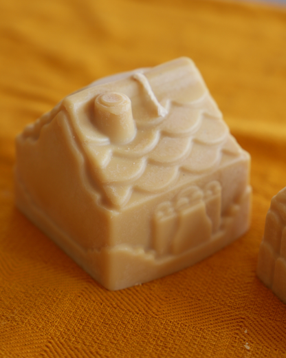 Chaumière beige / marron - VANILLE DE NOËL - bougie moulée de noël
