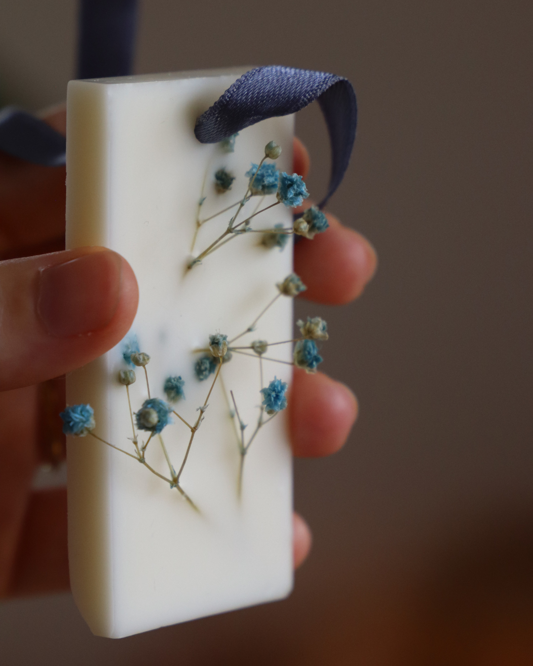 Suspension parfumée ADOUcissant / GYPSOPHILE BLEU - RUBAN BLEU - rectangle moyen