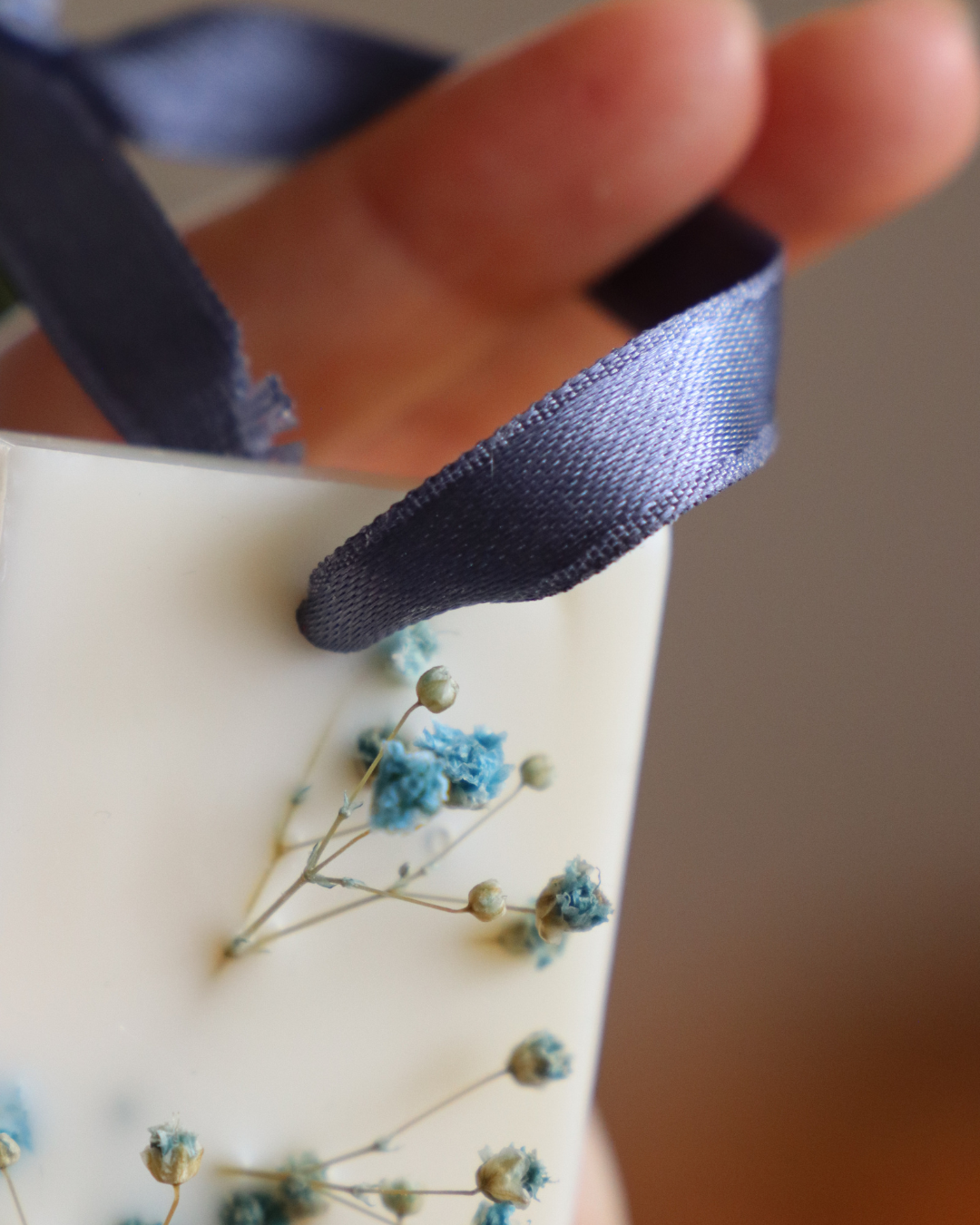Suspension parfumée ADOUcissant / GYPSOPHILE BLEU - RUBAN BLEU - rectangle moyen
