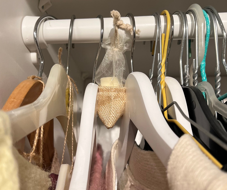 Galet parfumé en cire végétale et parfum français au choix